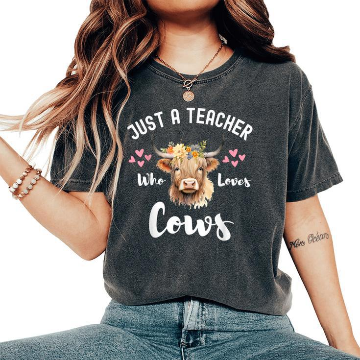 Just A Teacher Who Loves Cows Cute Highland Cow Women's Oversized Comfort T-Shirt