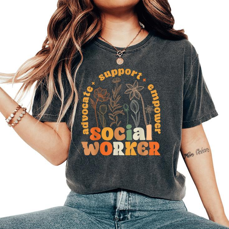 Retro Groovy Social Worker Flower Social Work Month Women's Oversized Comfort T-Shirt