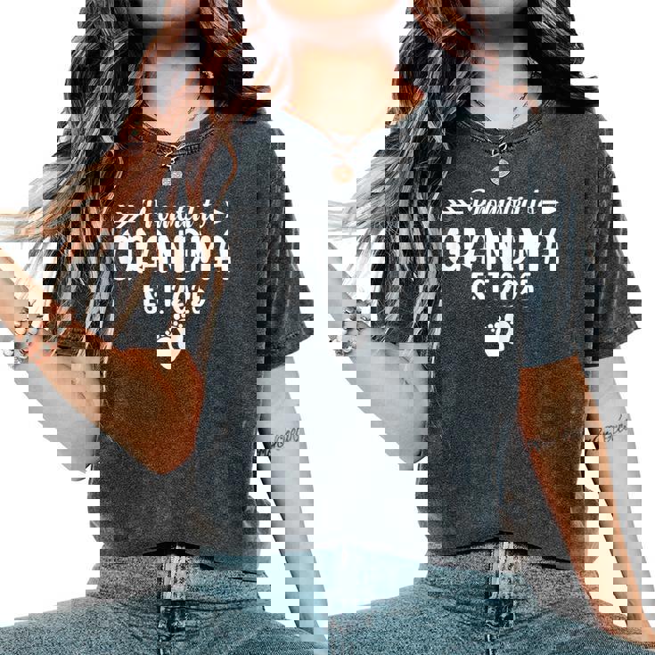 Soon To Be Grandma 2025 Promoted To Grandma Est 2025 Women's Oversized Comfort T-Shirt