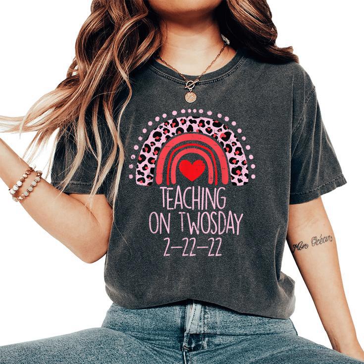 Teaching On Twosday 2-22-22 Twos Day 2022 Teacher Men Women's Oversized Comfort T-Shirt