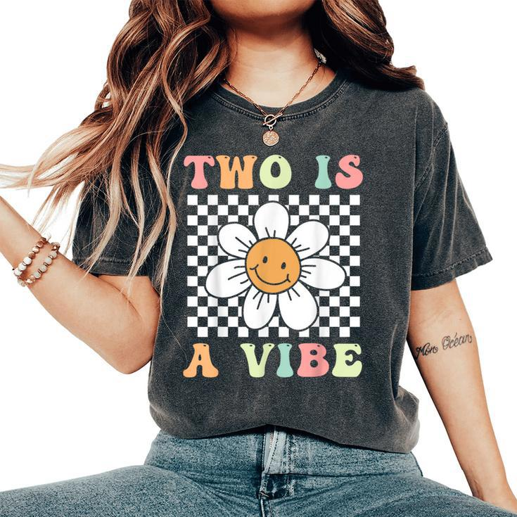 Two Is A Vibe Cute Groovy 2Nd Birthday Party Daisy Flower Women's Oversized Comfort T-Shirt