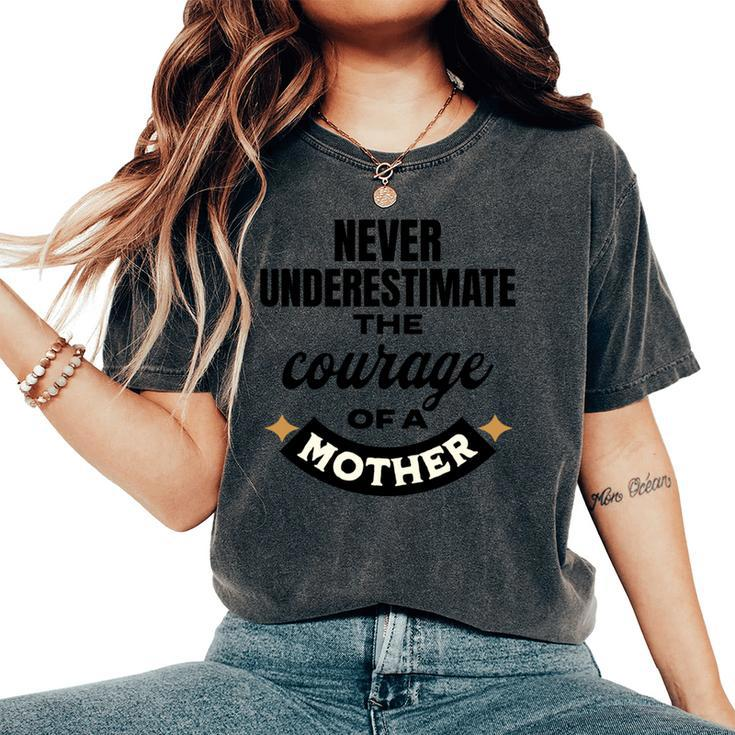Never Underestimate The Courage Of A Mom Cute Women's Oversized Comfort T-Shirt