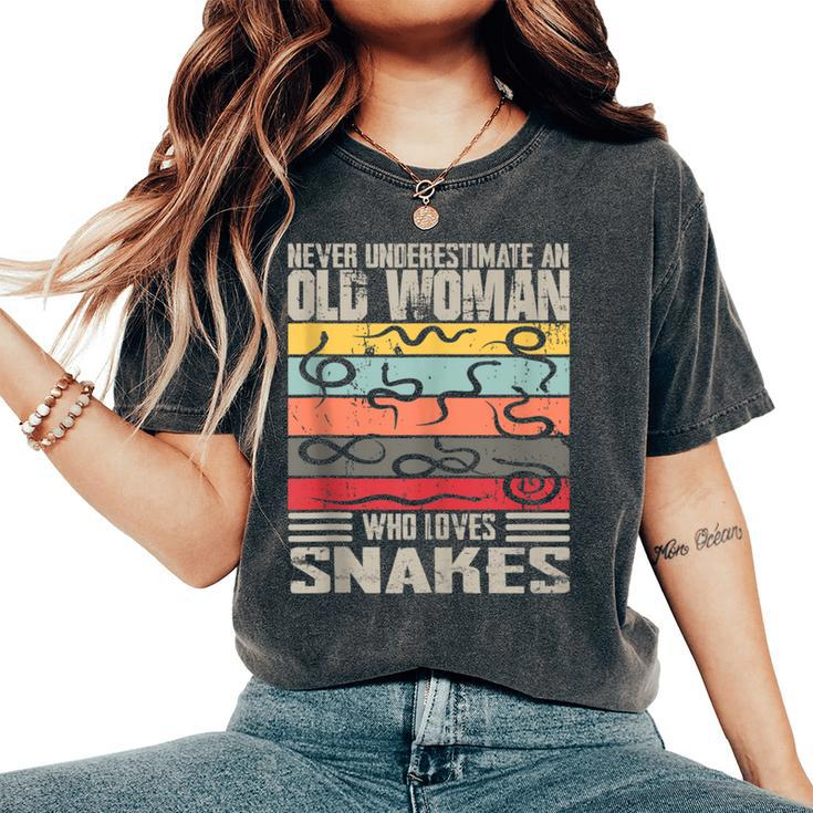 Vintage Never Underestimate An Old Woman Who Loves Snakes Women's Oversized Comfort T-Shirt