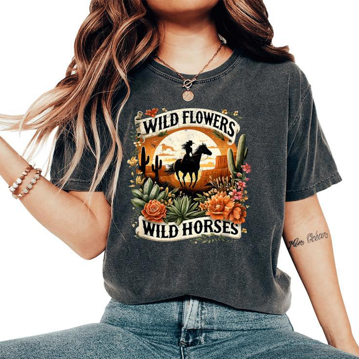 Wild Flowers Wild Horses Southern Cowgirl Riding Horse Women's Oversized Comfort T-Shirt