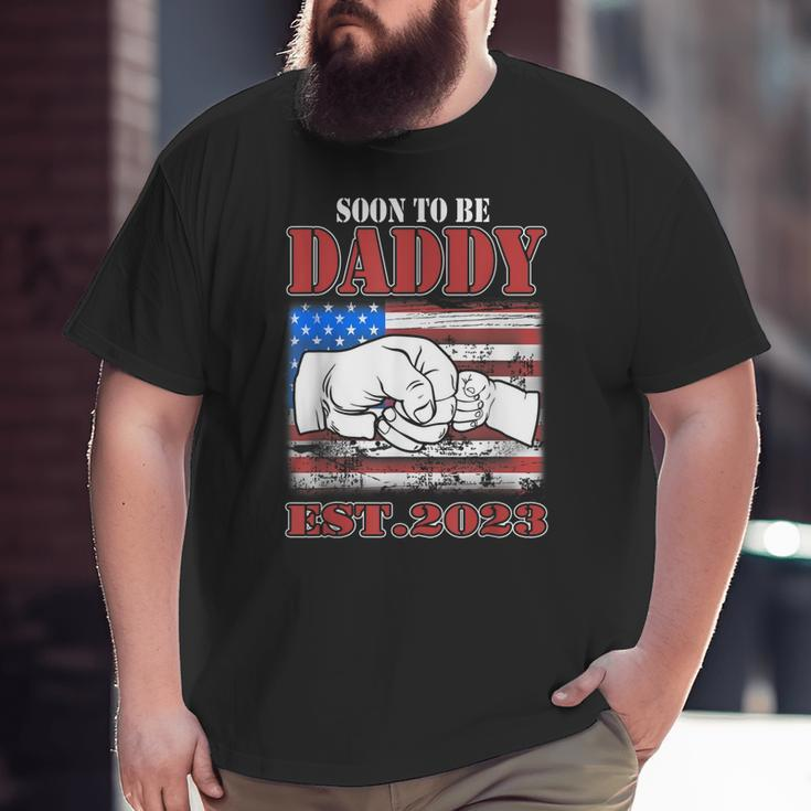 Mens Vintage New Daddy 2023 Promoted To Dad Est 2023 New Baby Big and Tall Men T-shirt