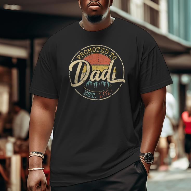 Mens Promoted To Dad Est 2021 First Time New Dad Retro Big and Tall Men T-shirt