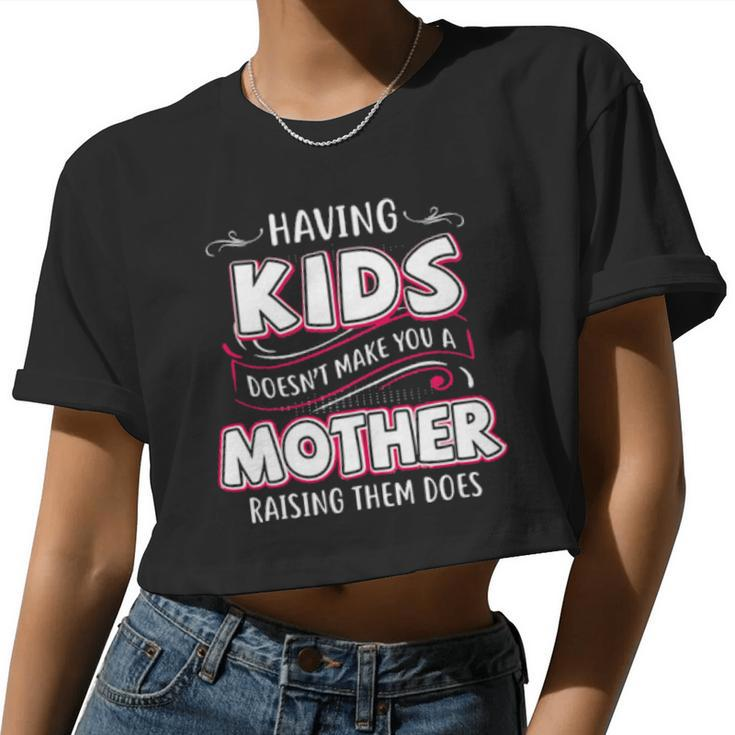 Having Kids Doesnt Make You A Mother Raising Them Does Women Cropped T-shirt