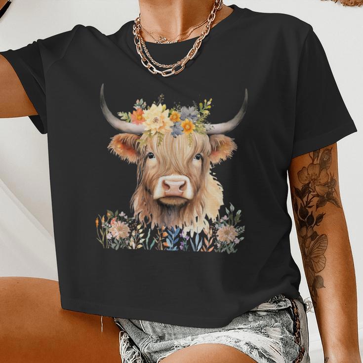 Cute Baby Highland Cow With Flowers Calf Animal Cow Women Women Cropped T-shirt