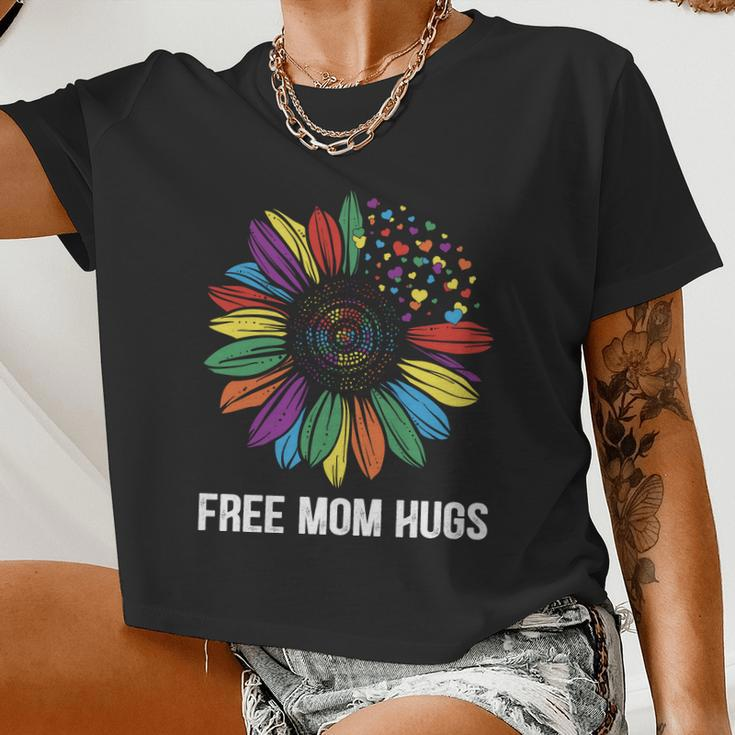 Free Mom Hugs Daisy Lgbt Pride Month Women Cropped T-shirt