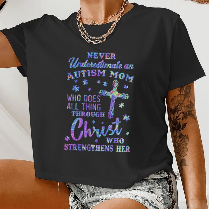 Never Underestimate Autism Mom Women Cropped T-shirt