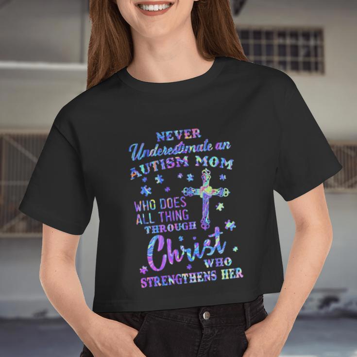 Never Underestimate Autism Mom Women Cropped T-shirt