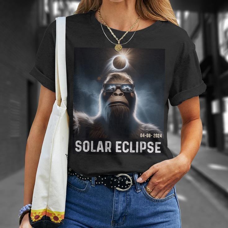 Bigfoot Taking A Selfie With Solar 2024 Eclipse Glasses Mens T-Shirt Gifts for Her