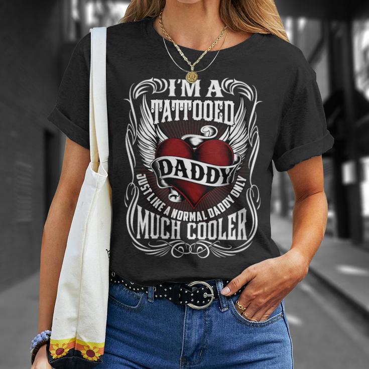 Damen Ich Bin Ein Tätowierter Papa Lustiges Tattoo Geschenk Mit-Ausschnitt T-Shirt Geschenke für Sie