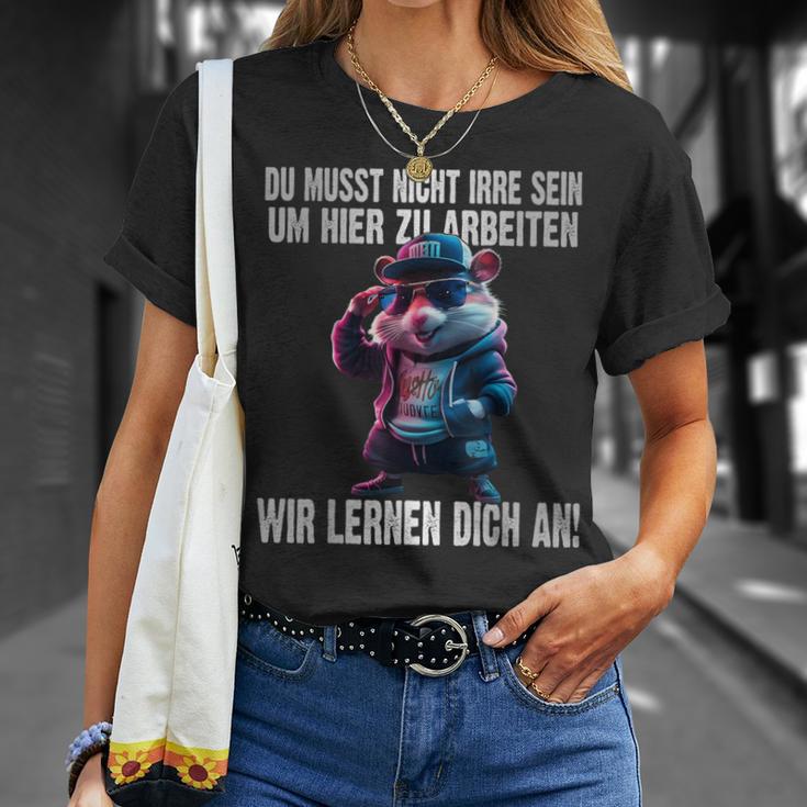 Du Musst Nicht Irre Sein Um Hier Zu Arbeiten Wir Lernen Dich T-Shirt Geschenke für Sie