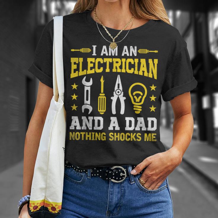 Elektriker Und Papa Mich Schockt Nichts T-Shirt Geschenke für Sie