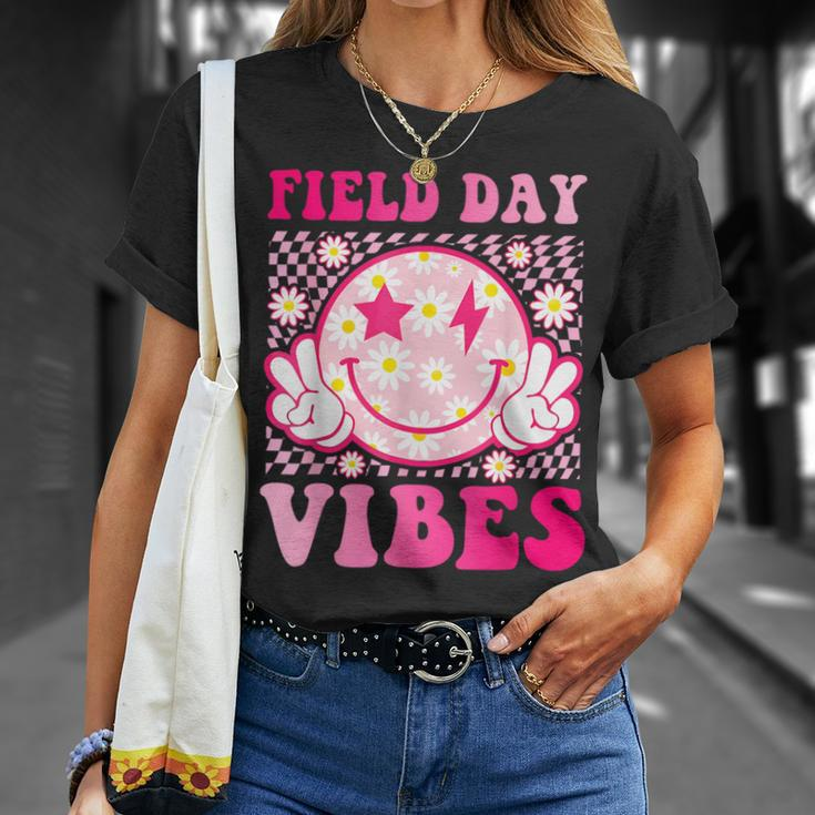 Field Day Vibes Fun Day Field Trip Groovy Teacher Student T-Shirt Gifts for Her