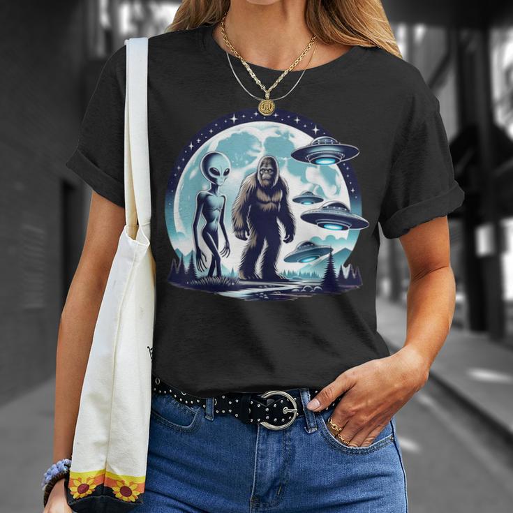 Bigfoot Sasquatch Alien Ufo Spacecraft Full Moon T-Shirt Gifts for Her