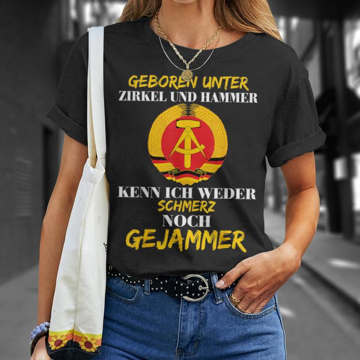 Geboren Unter Zirkel Und Hammer East Germany East Ddr T-Shirt Geschenke für Sie