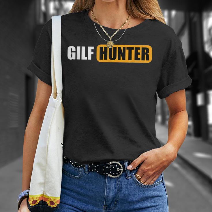 GILF Hunter Schwarzes T-Shirt, Lustiges Design in Gelb und Weiß Geschenke für Sie