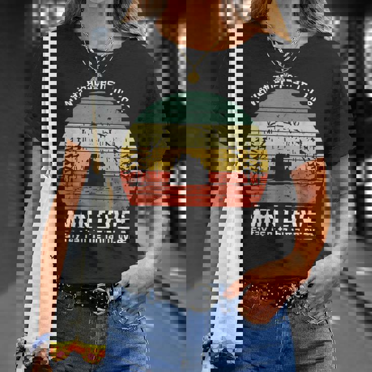 Gracioso Lo Que Sucede En La Cueva Del Hombre Se Queda En La Cueva Del Hombre Camiseta unisex Regalos para ella
