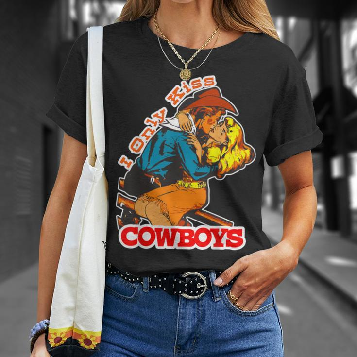 I Only Kiss Cowboys Vintage Western Cowgirl T-Shirt Gifts for Her