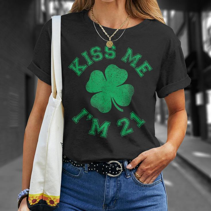 Kiss Me I'm 21 St Patrick's Day Birthday 21 Years Old T-Shirt Gifts for Her