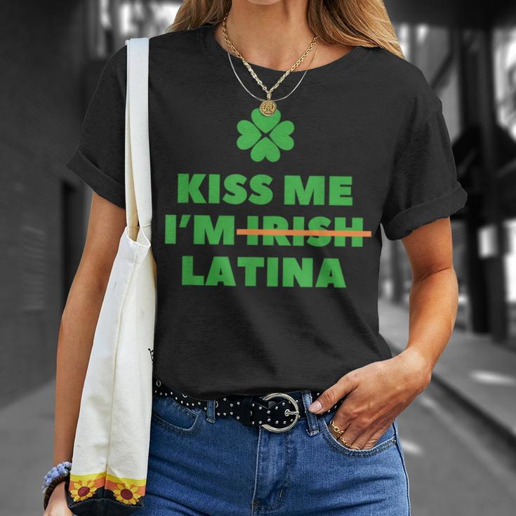 Kiss Me I'm Irish Latina Quote Cool St Patrick's Day T-Shirt Gifts for Her