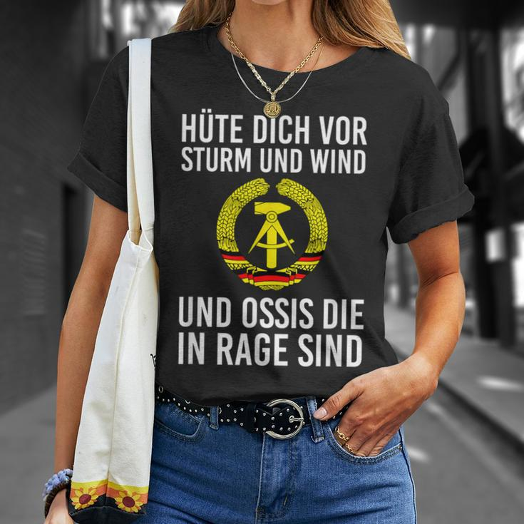 Kult Hüte Dich Vor Storm Und Wind Und Ossis Die In Rage Sind T-Shirt Geschenke für Sie
