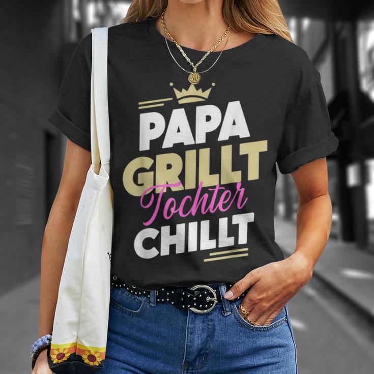 Papa Grillt Tochter Chilltatertag Outdoor Grillen Fan T-Shirt Geschenke für Sie