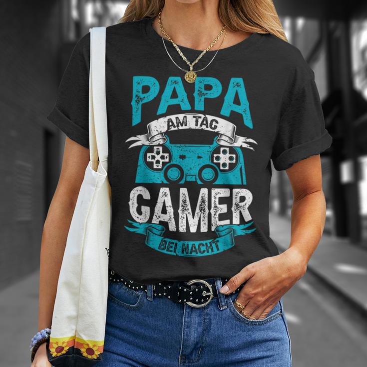 Papa Am Tag Gamer Bei Nacht Papa Am Tag Gamer Bei Nacht T-Shirt Geschenke für Sie