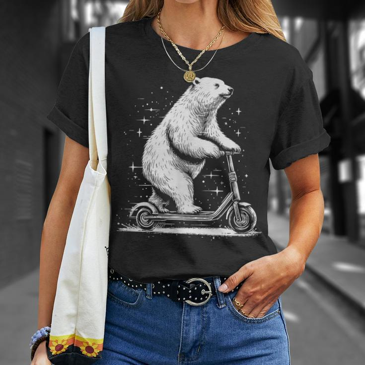 Polar Bear On An E-Scooter T-Shirt Geschenke für Sie