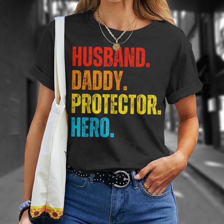 Retro Ehemann Papa Protector Heroatertag Für Papa T-Shirt Geschenke für Sie