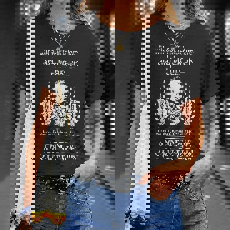 Skull With A Fuck Here And A Fuck There T-Shirt Cadeaux pour elle