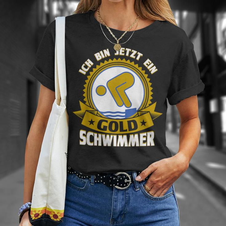 Swimming Badge Ich Bin Jetzt Ein Gold Swimmer Swimming T-Shirt Geschenke für Sie