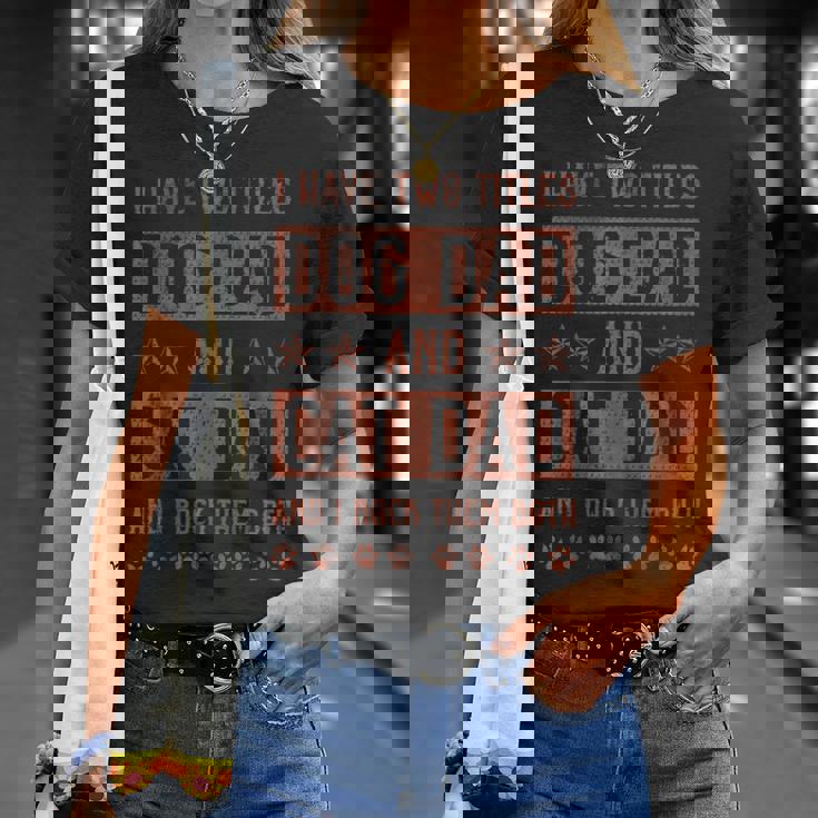 Tengo Dos Títulos Perro Papá Y Gato Papá Y Los Rock Ambos Camiseta unisex Regalos para ella