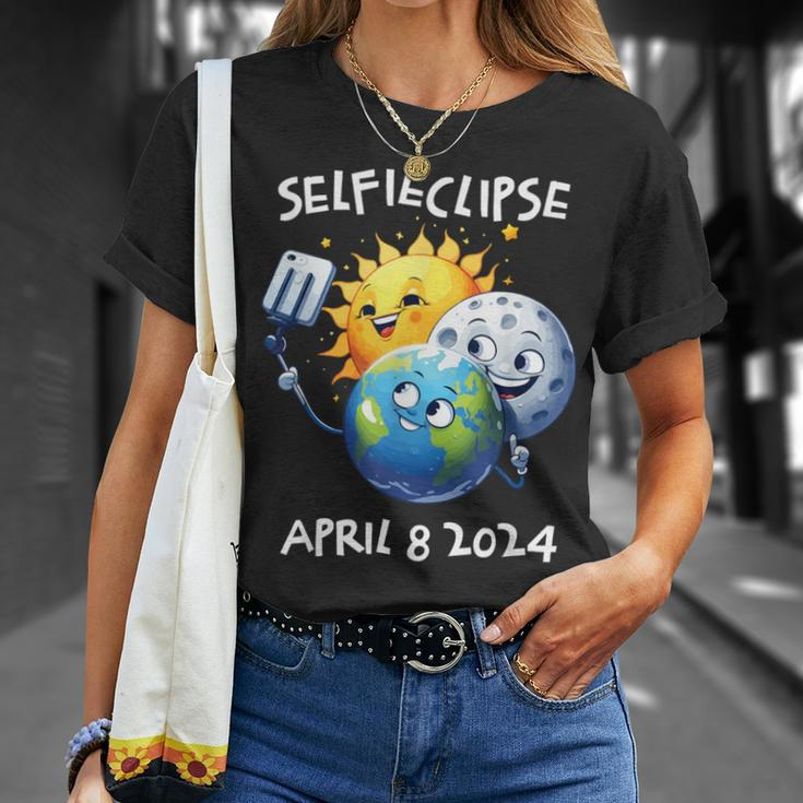 Total Solar Eclipse 2024 Selfieclipse Sun Moon Earth Selfie T-Shirt Gifts for Her