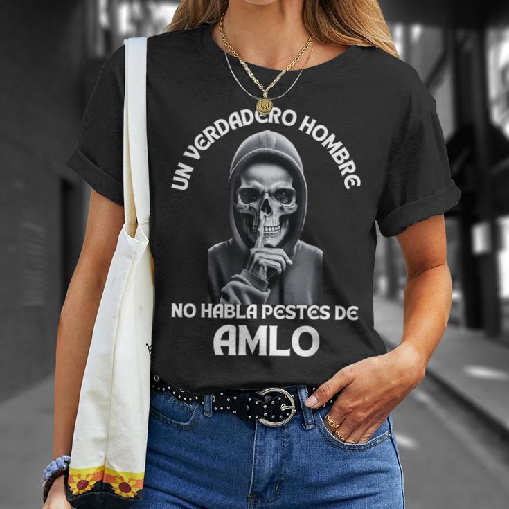 Un Verdadero Hombre No Habla Pestes De Amlo Amlo President T-Shirt Gifts for Her