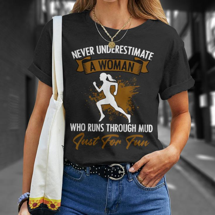 Unterschatz Niemals Eine Frau Muddy Runner Muddy Mudder S T-Shirt Geschenke für Sie