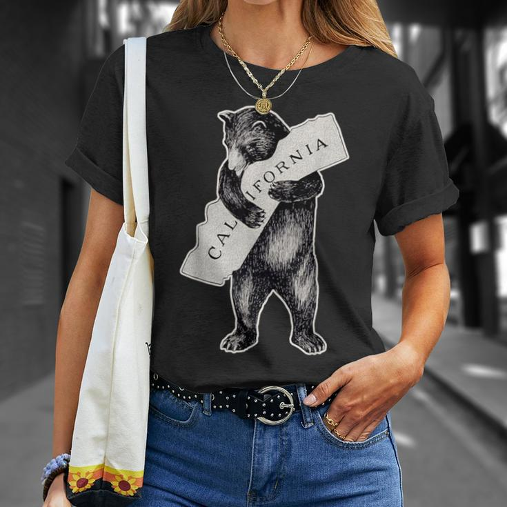 Usa I Love California Art-Retro Vintage Cali Bear Hug T-Shirt Gifts for Her
