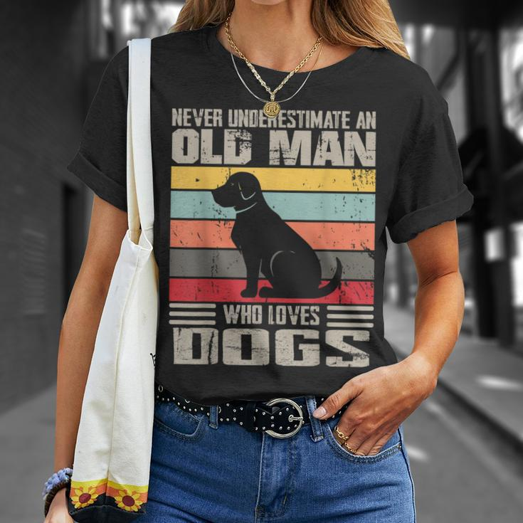 Vintage Never Underestimate An Old Man Who Loves Dogs Cute T-Shirt Gifts for Her