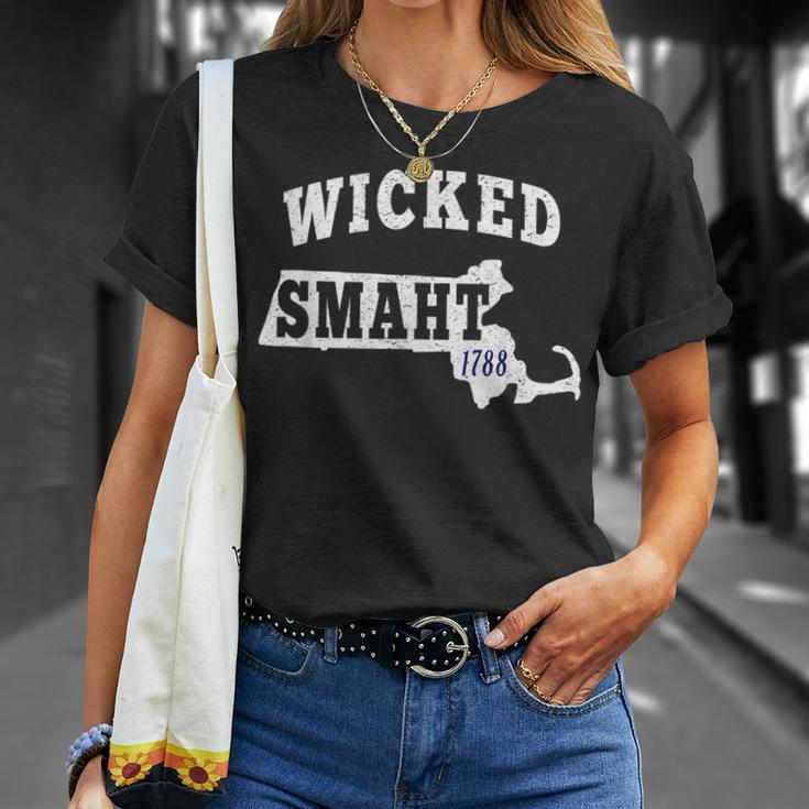 Wicked Smaht Boston Massachusetts Ma Vintage Distressed T-Shirt Gifts for Her