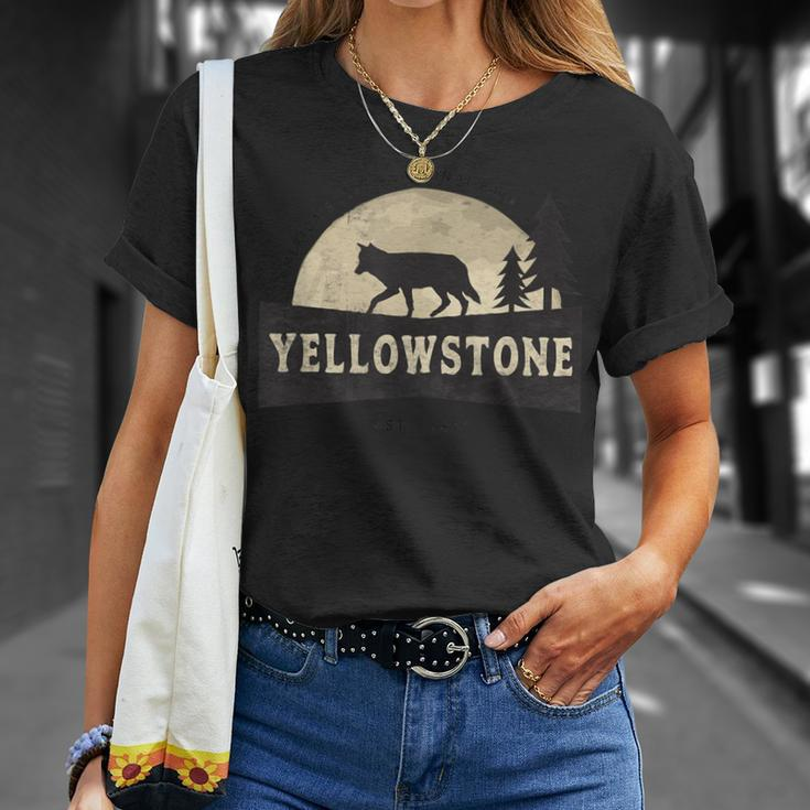 Yellowstone National Park Distressed Vintage Style T-Shirt Gifts for Her
