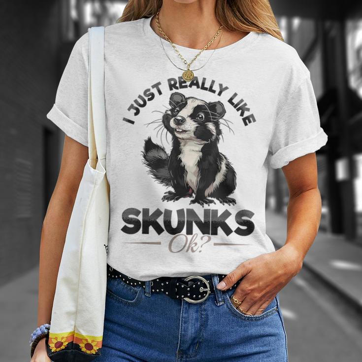 Lustiges Stinktier I Just Really Like Skunks Ok T-Shirt Geschenke für Sie