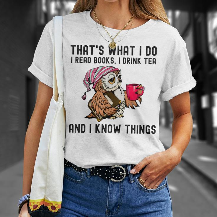 That's What I Do I Read Books Drink Tea And I Know Things T-Shirt Gifts for Her