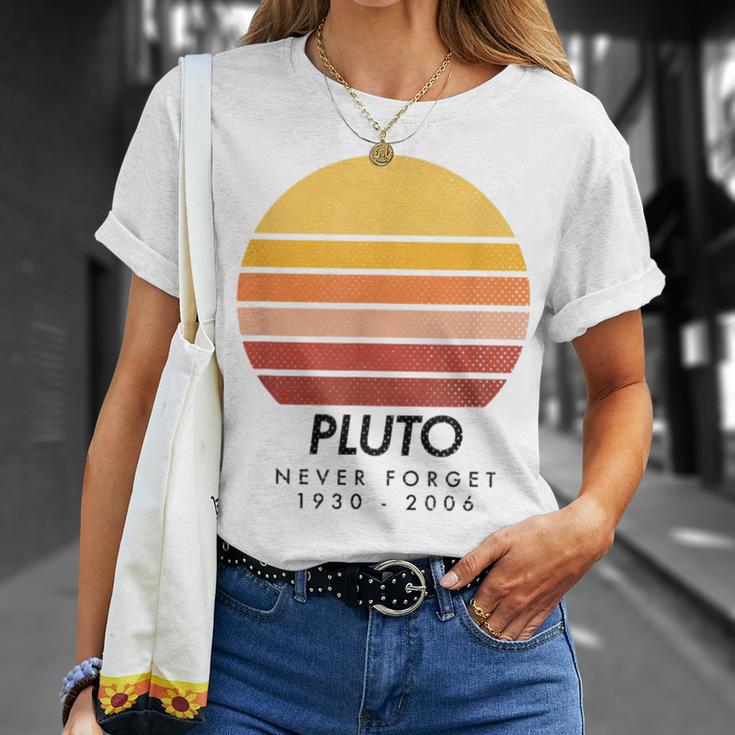 Vintage Never Forget Pluto Retro Astronomy Space T-Shirt Geschenke für Sie