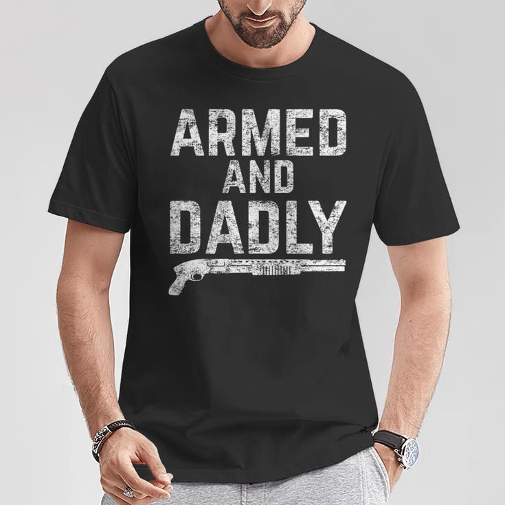 Armed And Dadly Lustiger Bewaffneter Papa Pun Tödlicherater Witz T-Shirt Lustige Geschenke