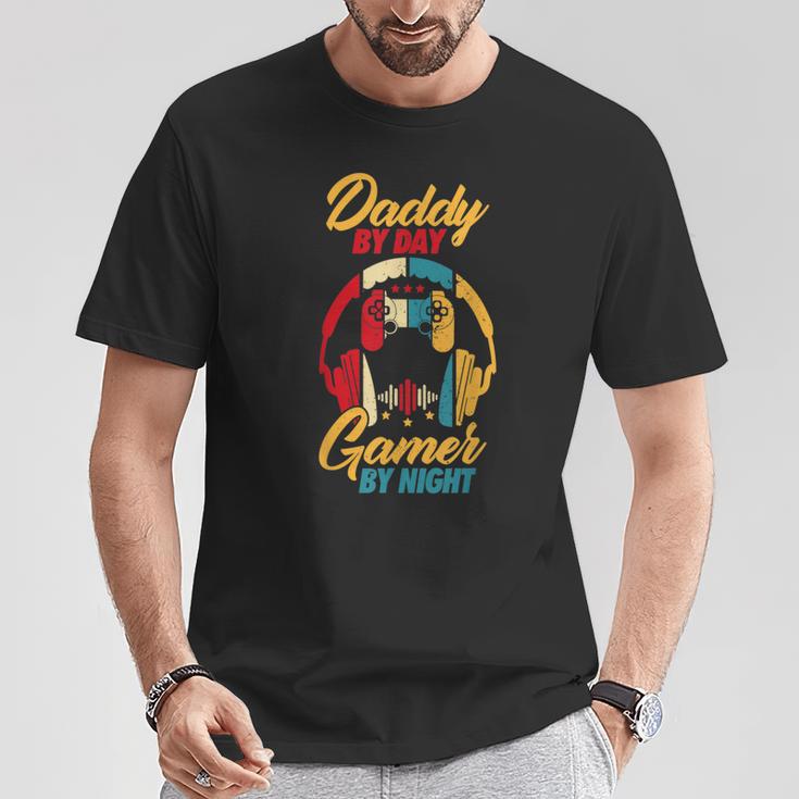 Daddy By Day Gamer Bei Nacht Lustige Papa Witze Gamingintage T-Shirt Lustige Geschenke