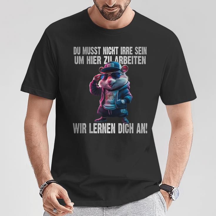 Du Musst Nicht Irre Sein Um Hier Zu Arbeiten Wir Lernen Dich T-Shirt Lustige Geschenke