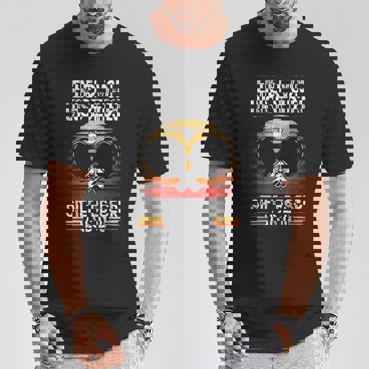 Ein Von Uns Beiden Spielt Besser Tischten T-Shirt Lustige Geschenke