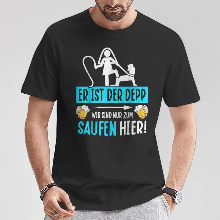 Er Ist Der Depp Wir Sind Nur Zum Saufen Hier T-Shirt Lustige Geschenke